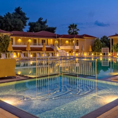 Hotel Lagomandra Beach noću