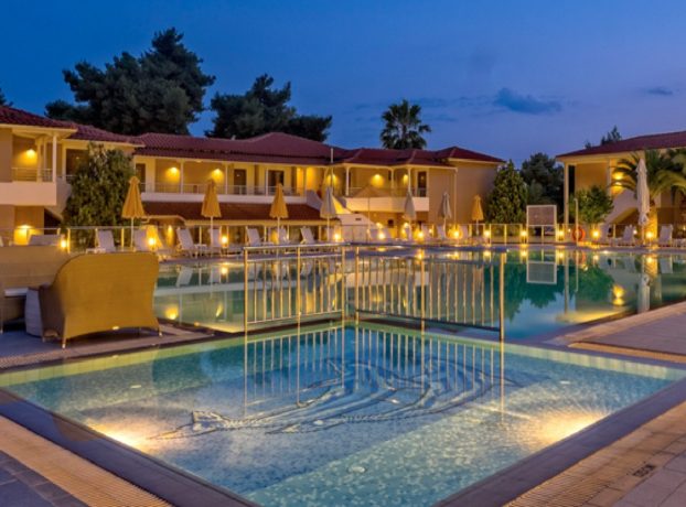 Hotel Lagomandra Beach noću