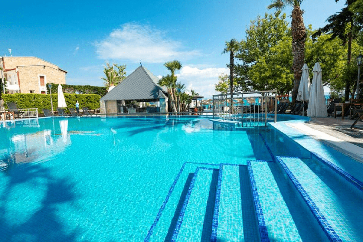 Naias Beach Hotel bazen