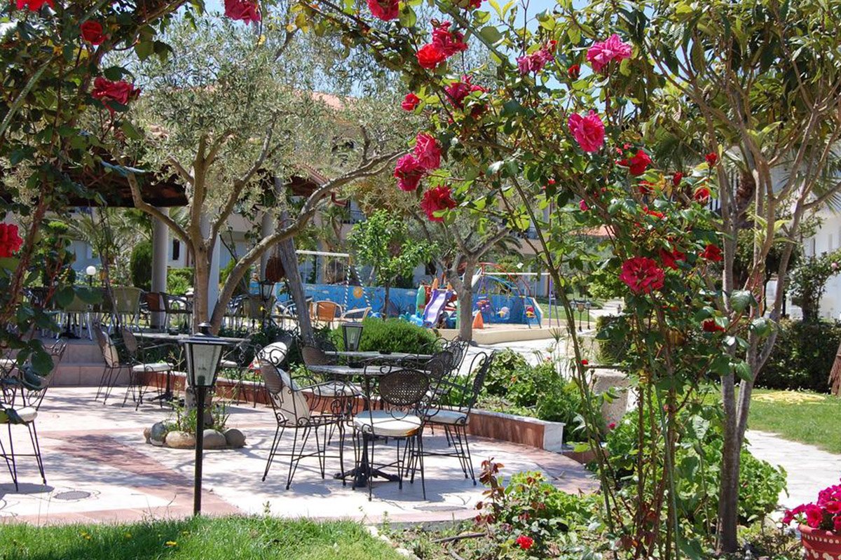 Hotel Chrousso Village dvoriste