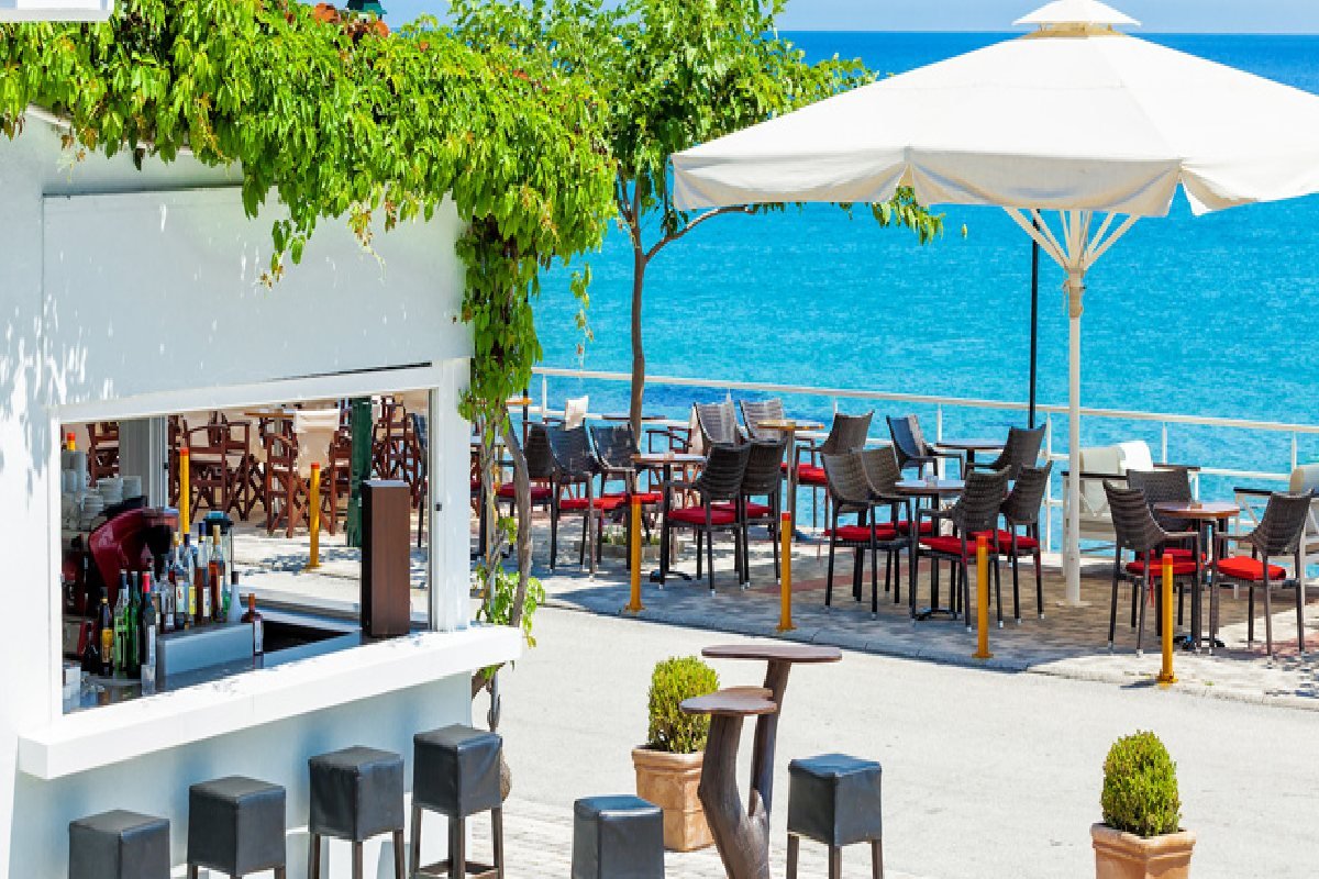 Hotel Xenios Dolphin Beach bar