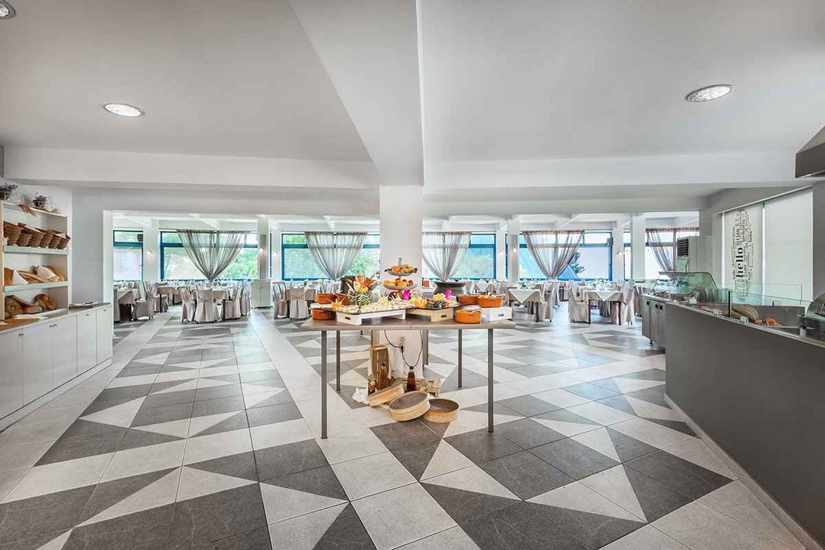 Atrium hotel lobi