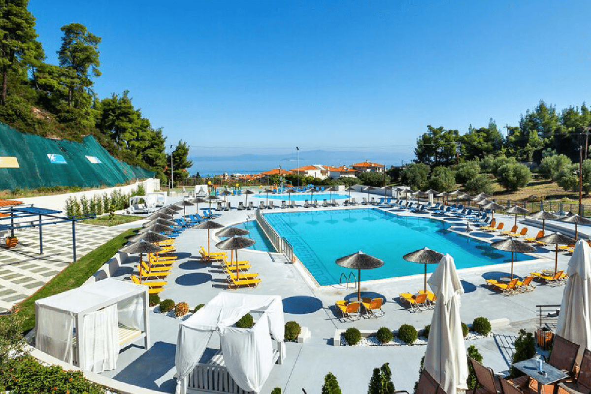 Atrium hotel ležaljke na bazenu