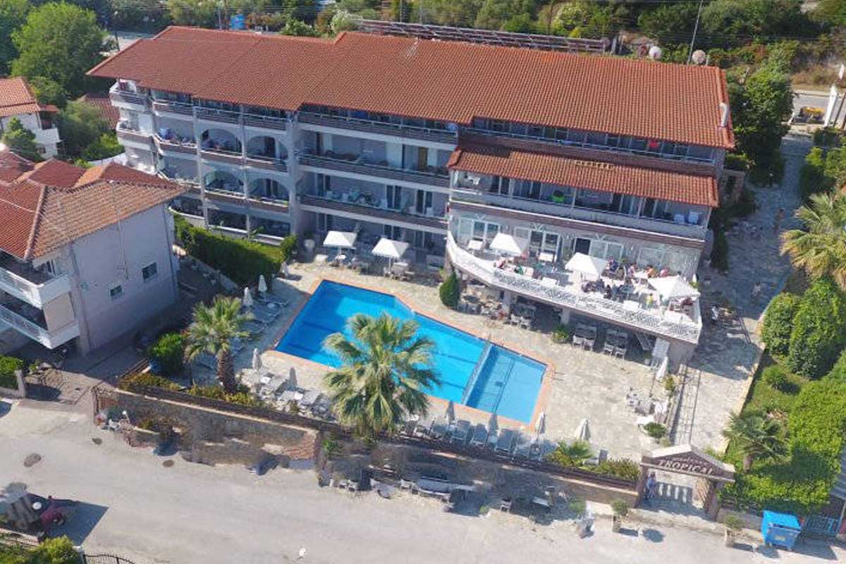 Tropical hotel spolja