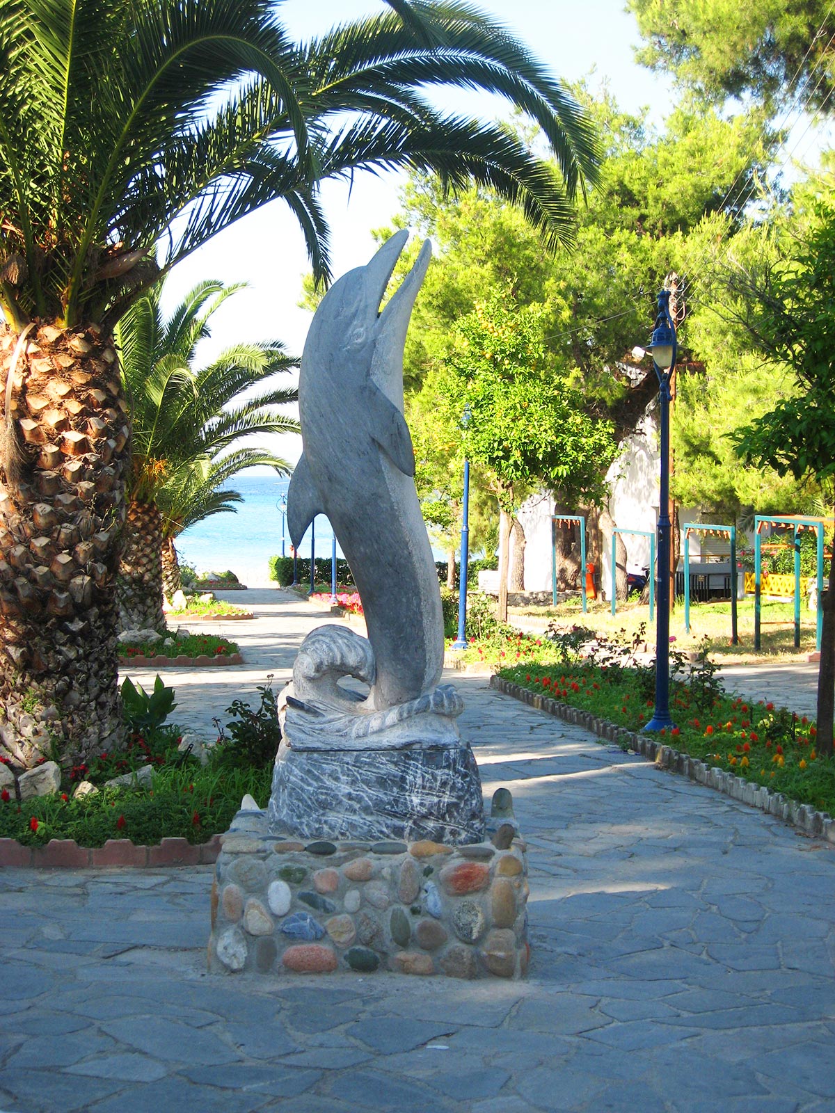 Statua delfina u na centralnom mestu u parku