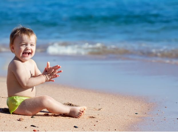 Radosni dečak se igra na pesku