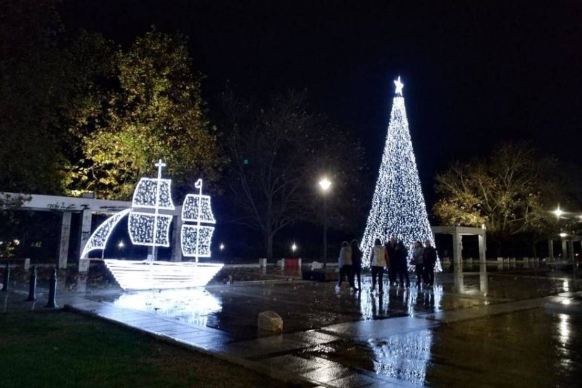 Ukrašen brod za Božić, Grčka