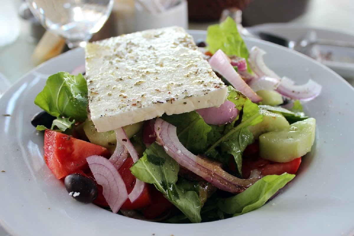 Horiatiki salata sa feta sirom