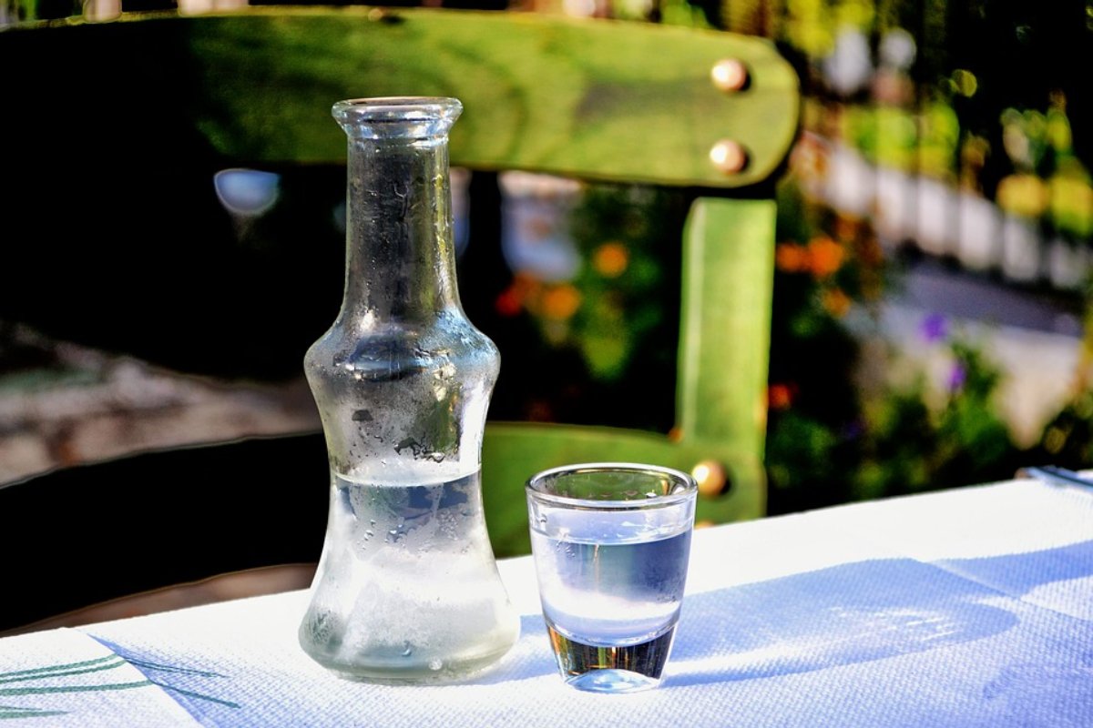 Ouzo na stolu 