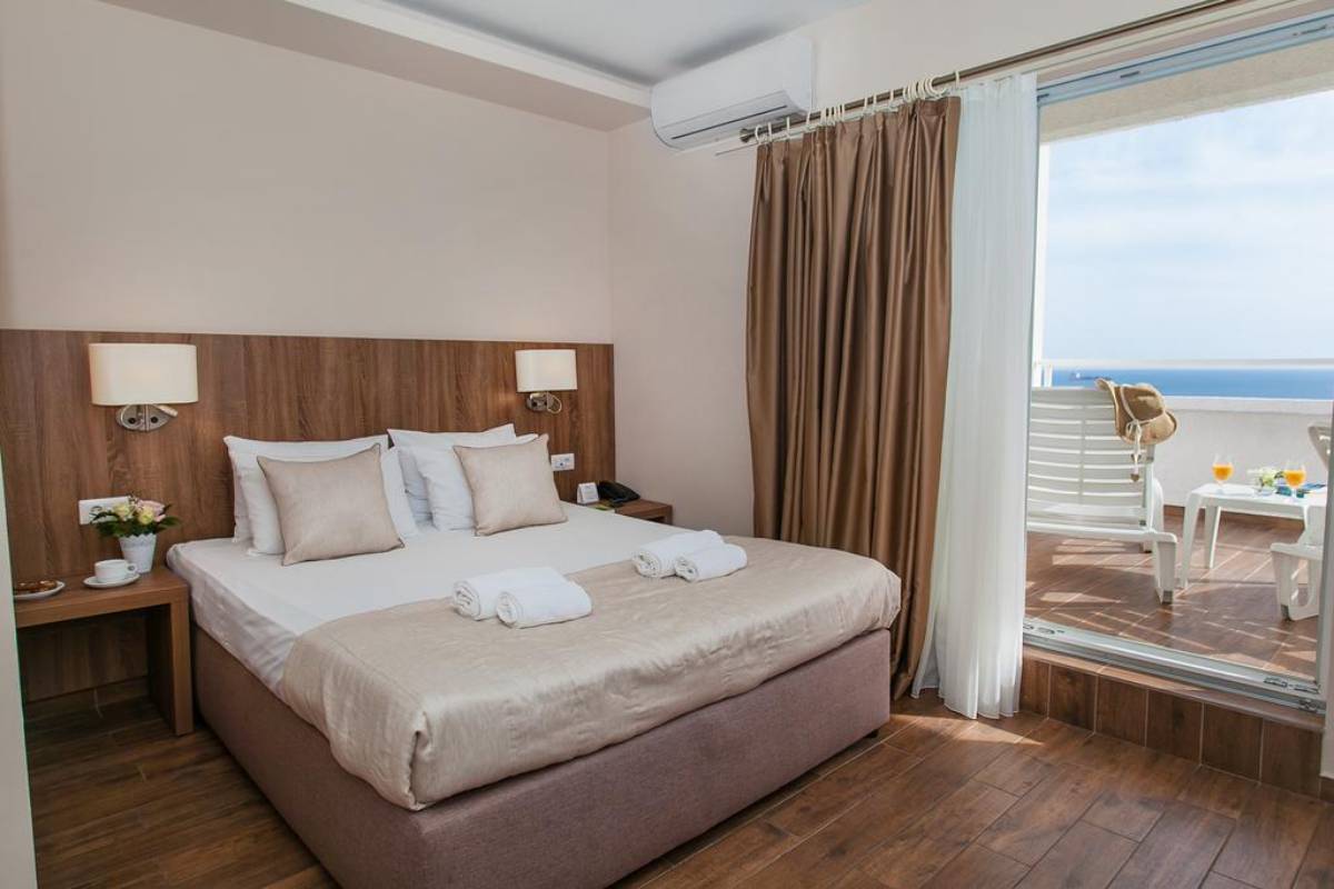 Hotel Sato, Sutomore