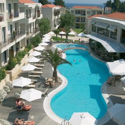 Hotel Renaissance Hanioti Resort ležaljke na bazenu