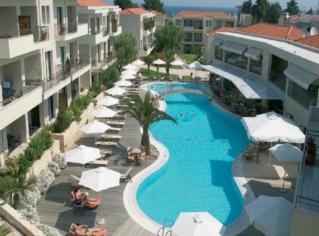 Hotel Renaissance Hanioti Resort ležaljke na bazenu