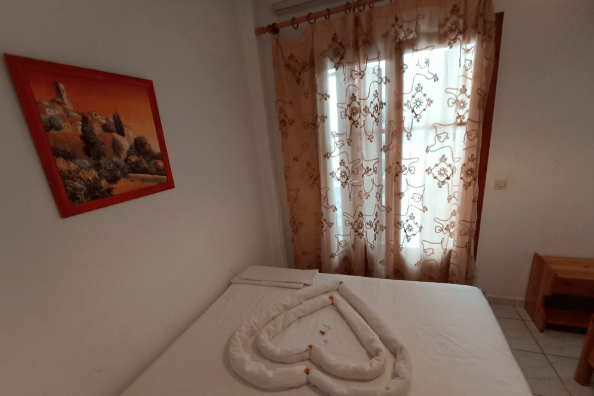 Dvokrevetna soba sa francuskim ležajem u vili Bakas