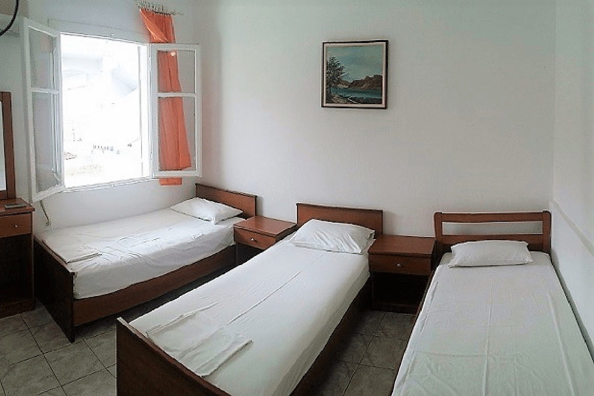 Trokrevetna soba sa single ležajevima u vili Natalia u Pefkohoriju