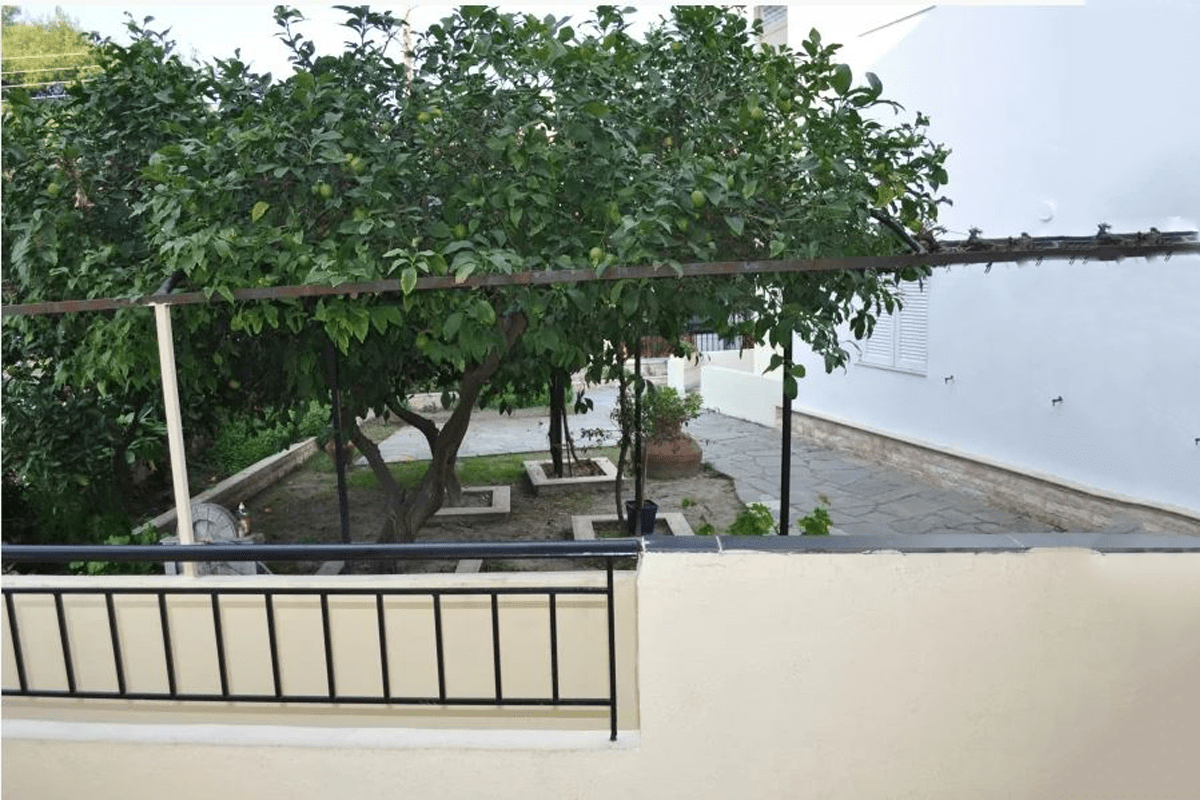 Pogled sa terase na dvorište vile Nikos