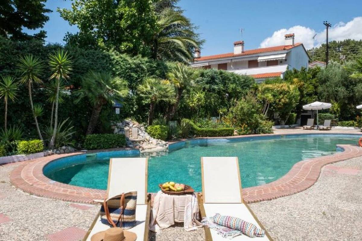 Hotel Aristidis Fourka ležaljke na bazenu