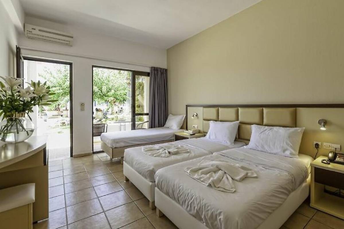 Hotel Aristidis Fourka trokrevetna soba