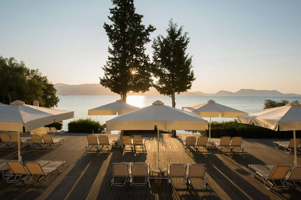 Hotel Porto Galini Nikiana ležaljke sa suncobranima