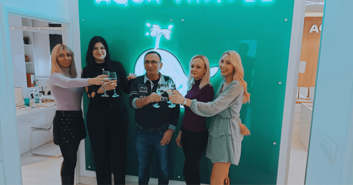 Aqua Travel tim – zajednička fotografija u kancelariji agencije