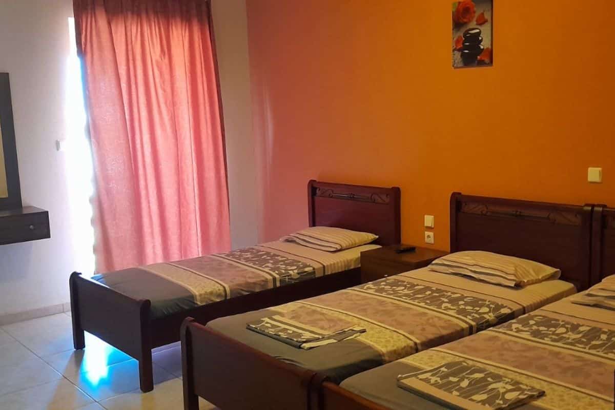 Spavaći deo studija u Vili Thomas u Nei Poriju sa više kreveta i kuhinjskim delom