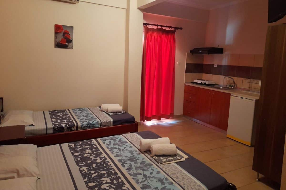 Spavaći deo studija u Vili Thomas u Nei Poriju sa više kreveta i kuhinjskim delom