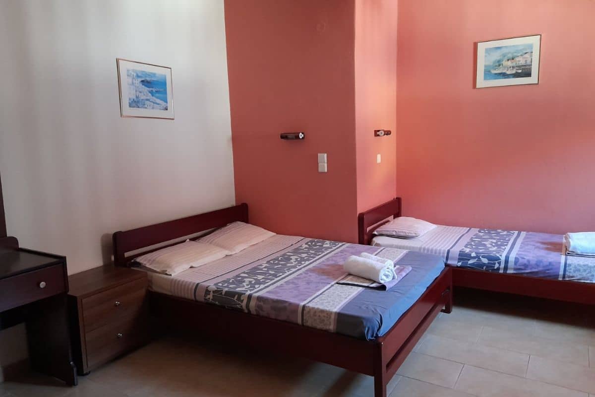 Spavaći deo studija u Vili Thomas u Nei Poriju sa više kreveta i kuhinjskim delom