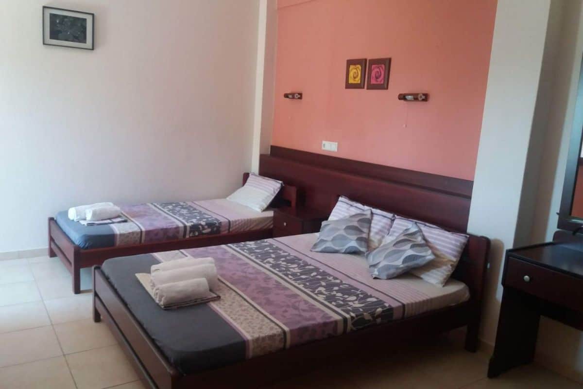 Spavaći deo studija u Vili Thomas u Nei Poriju sa više kreveta i kuhinjskim delom