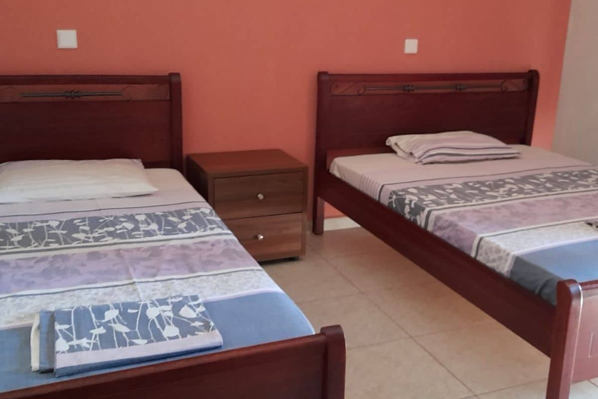 Spavaći deo studija u Vili Thomas u Nei Poriju sa više kreveta i kuhinjskim delom