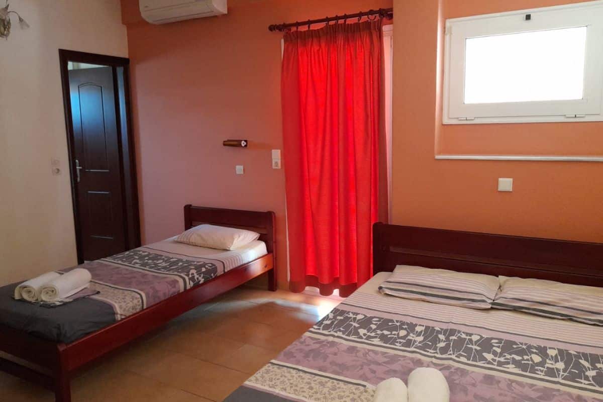 Spavaći deo studija u Vili Thomas u Nei Poriju sa više kreveta i kuhinjskim delom