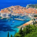 Thumbnail of http://Dubrovnik%20stari%20grad%20uz%20tirkiznu%20obalu%20i%20panoramu%20mora