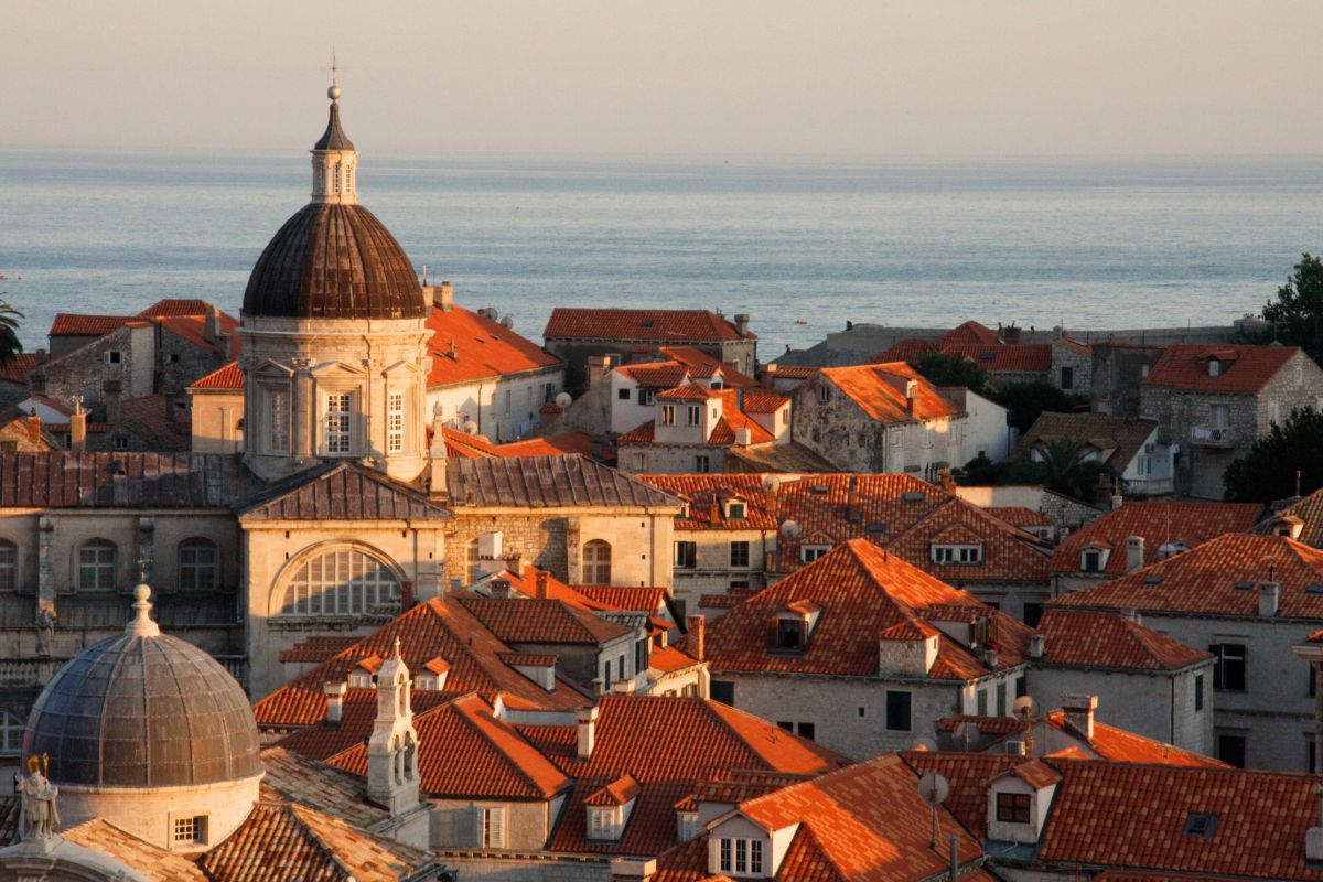 Panorama Dubrovnika sa crvenim krovovima starog grada