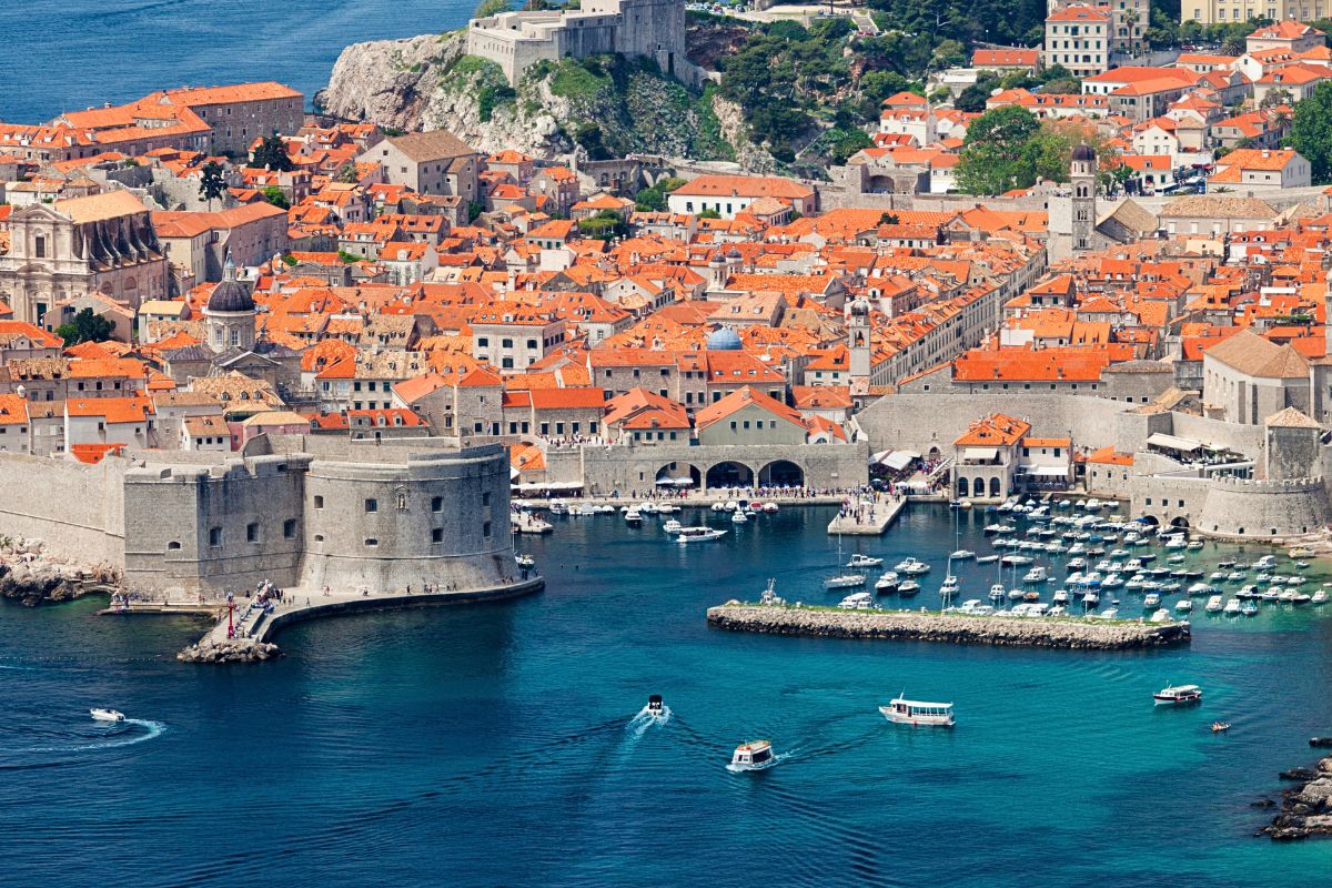 Dubrovnik stari grad i gradske zidine iz ptičje perspektive