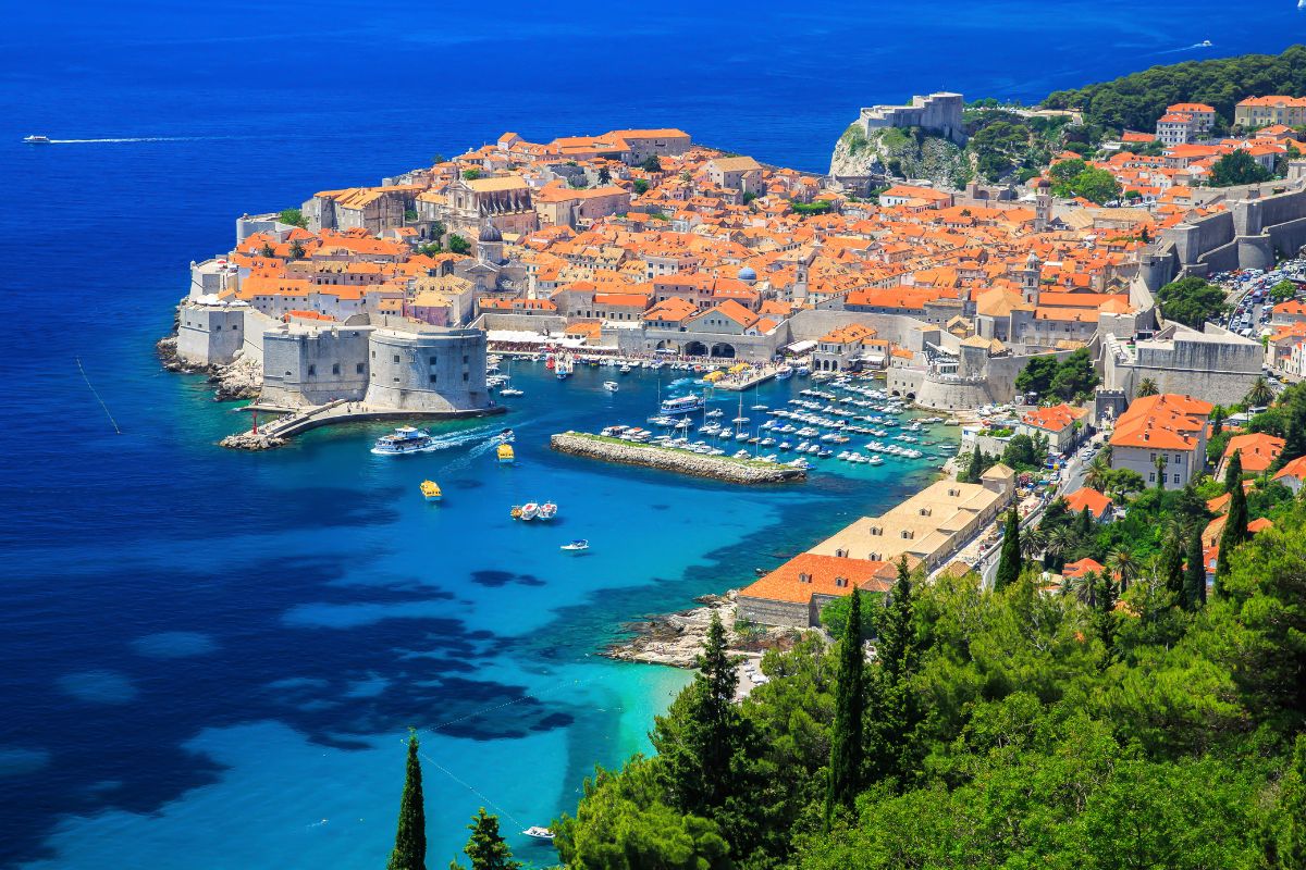 Dubrovnik stari grad uz tirkiznu obalu i panoramu mora
