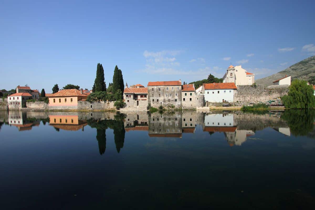 Panorama Trebinja uz reku Trebišnjicu sa refleksijom starog grada u vodi