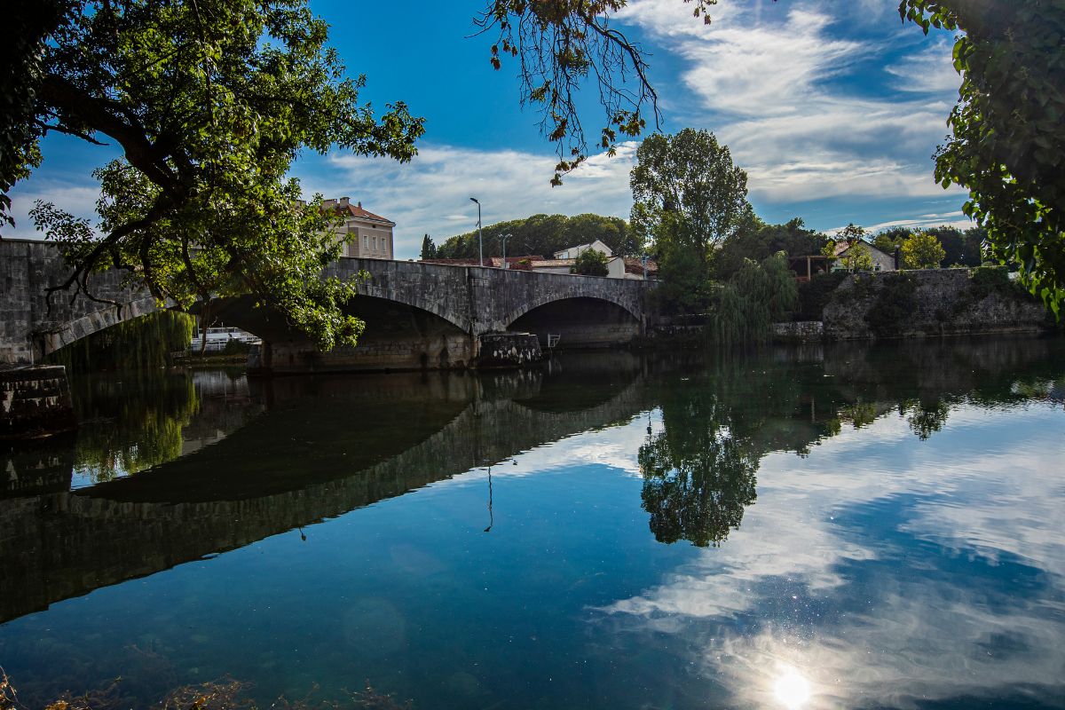 Trebinje panorama pored reke Trebišnjice sa mostom