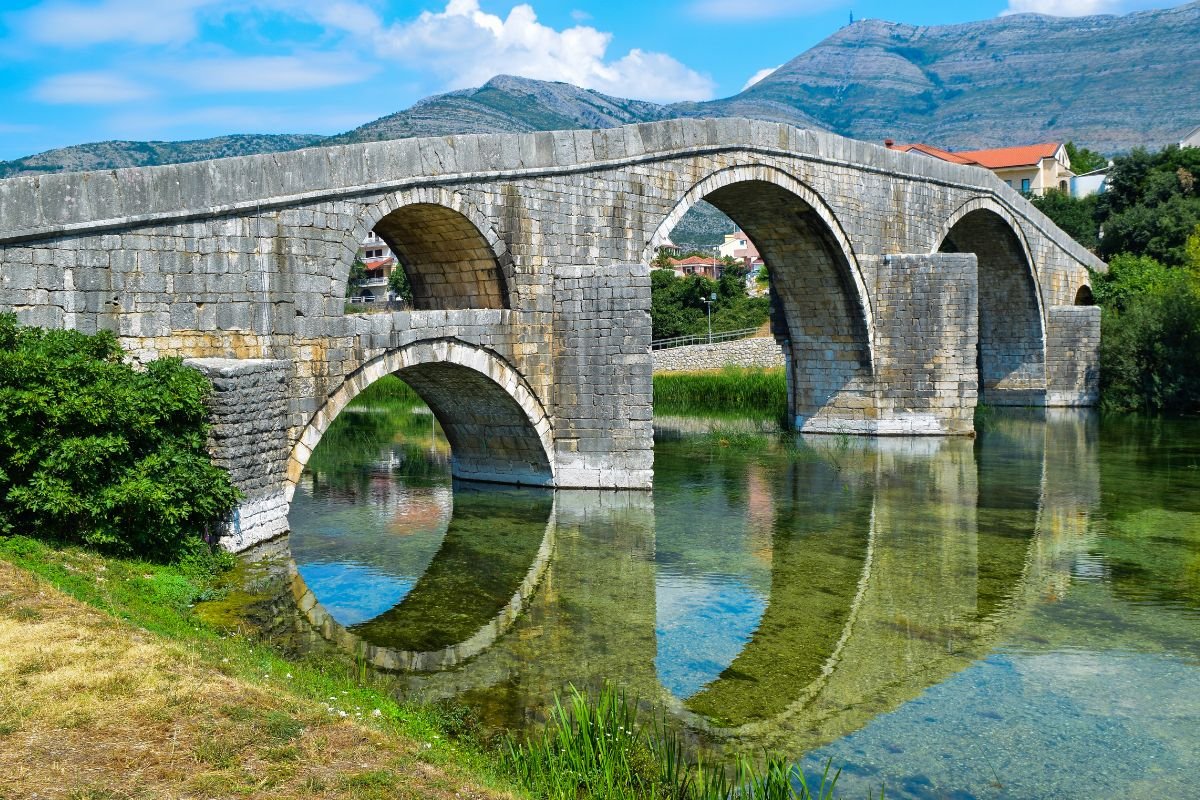 Stari most u Trebinju sa refleksijom u bistroj vodi