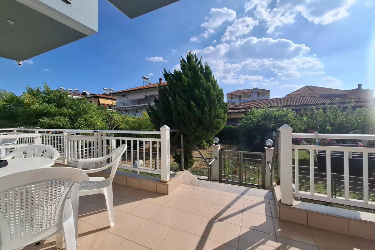 Privatna terasa u vili Aqua Family Leptokarija – pogled ka mirnom delu mesta